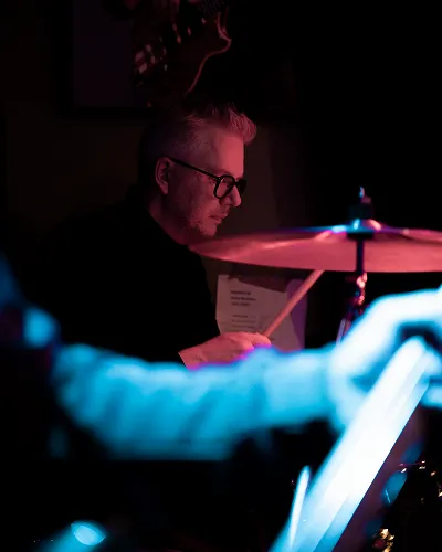 Jan Timmer achter het drumstel